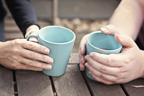 Tremor är darrningar eller skakningar som orsakas av att man har ofrivilliga sammandragningar i musklerna och då oftast i händerna. Foto: Shutterstock